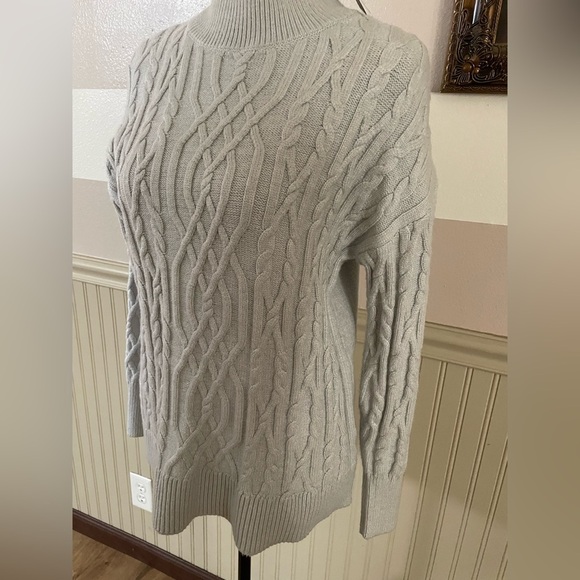Tahari Light Gray Cable Knit Moc Neck Sweater size Medium New - Picture 10 of 10